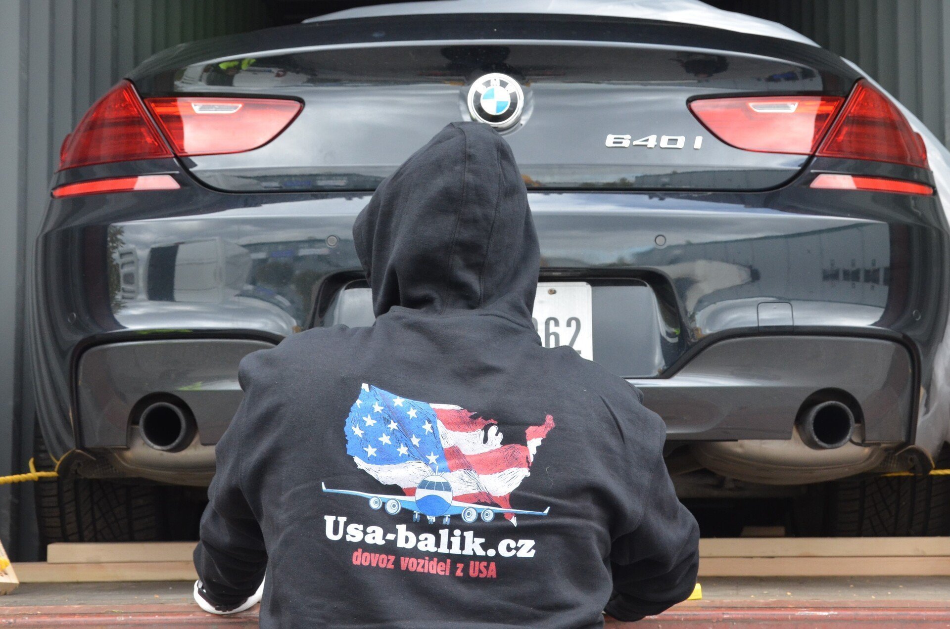 Auto z USA naložené v lodním kontejneru